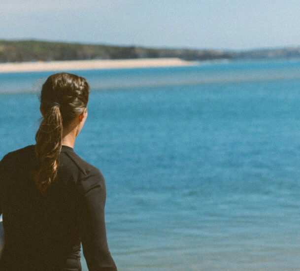 Entrada para a água no início da aula de SUP Yoga em grupo - Praia da Franquia, Milfontes